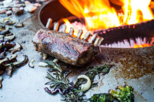 cotines agneau origin plancha plancha à bois met inox damienrais foyer exterieur brasero barbecue acier inox grillade cheminee jardin