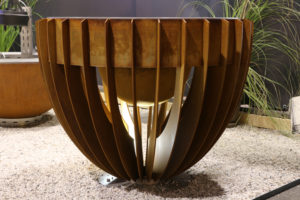 ellipsis fond lumiere feu inox plancha à bois brasero acier brasero plancha met inox damien rais foyer exterieur brasero barbecue acier cheminee de jardin design