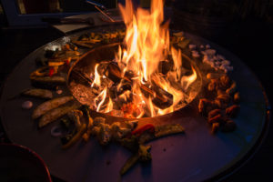 grillades au feu de bois bbc brasero plancha à bois damien rais foyer exterieur barbecue acier inox cheminee jardin cheminée d extérieur