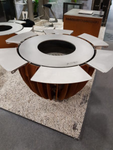 ellipsis-tablettes-feu-inox-plancha-à-bois-brasero-acier-brasero-plancha-met-inox-damien-rais-foyer exterieur-brasero-barbecue- acier-cheminee-de-jardin-design-