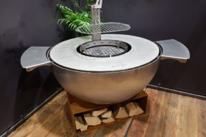 pied bûcher plancha à bois brasero table en acier brasero plancha met inox damien rais foyer exterieur brasero barbecue acier inox cheminee de jardin design 2 min