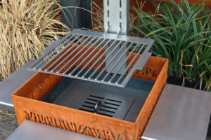 grille-potence-nomade-barbecue-grill-design-braseros-firepit-openfire-cheminée-acier-jardin-extérieur-grillade-outdoor-kitchen-damien-rais