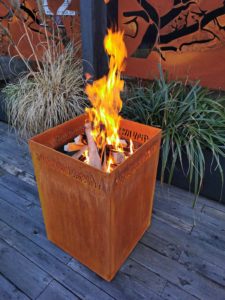 nomade-barbecue-grill-design-braseros-firepit-openfire-cheminée-acier-jardin-extérieur-grillade-outdoor-kitchen-damien-rais-1