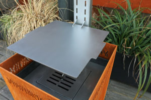 plancha-nomade-barbecue-grill-design-braseros-firepit-openfire-cheminée-acier-jardin-extérieur-grillade-outdoor-kitchen-damien-rais