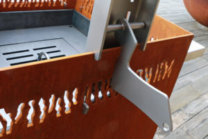 potence 3-nomade-barbecue-grill-design-braseros-firepit-openfire-cheminée-acier-jardin-extérieur-grillade-outdoor-kitchen-damien-rais