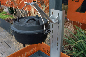 support marmite nomade barbecue grill design braseros firepit openfire cheminée acier jardin extérieur grillade outdoor kitchen damien rais