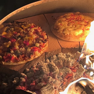 pizza-feu-de-bois-plancha-à-bois-brasero-en-acier-brasero-plancha-met-inox-damien-rais-foyer exterieur-brasero-barbecue- acier-inox-cheminee-de-jardin-design--min1