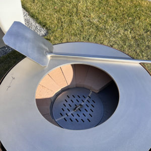 pizza-feu-de-bois-plancha-à-bois-brasero-en-acier-brasero-plancha-met-inox-damien-rais-foyer exterieur-brasero-barbecue- acier-inox-cheminee-de-jardin-design--min2