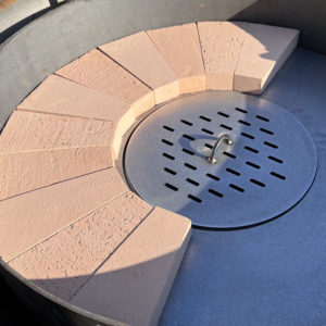 pizza-feu-de-bois-plancha-à-bois-brasero-en-acier-brasero-plancha-met-inox-damien-rais-foyer exterieur-brasero-barbecue- acier-inox-cheminee-de-jardin-design--min5