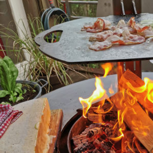 brasero-plancha-accesssoires-raclette-damien-rais-barbecue-BBQ-grill-design-firepit-openfire-cheminée-acier-jardin-extérieur-grillade-outdoor-kitchen-jura-2.jpg