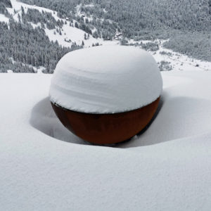 feu plancha à bois brasero tablettes en acier brasero plancha met inox damien rais foyer exterieur brasero barbecue acier inox cheminee de jardin design neige carré