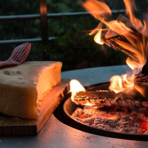 raclette au feu de bois-origin-plancha-plancha à bois-met-inox-damienrais-foyer exterieur-brasero-barbecue- acier-inox-grillade-cheminee jardin-carré