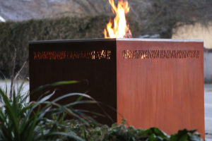 brasero-plancha-acier-cube-feu-de-bois-design-damien-rais-5