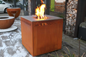 cube-feu-plancha-à-bois-brasero-en-acier-brasero-plancha-met-inox-damien-rais-foyer exterieur-brasero-barbecue- acier-inox-cheminee-de-jardin-design-2