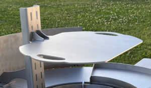 feu-plancha-à-bois-brasero-tablettes-en-acier-brasero-plancha-met-inox-damien-rais-foyer exterieur-brasero-barbecue- acier-inox-c