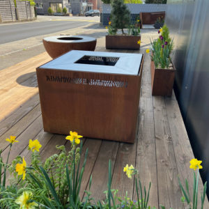 square-brasero-plancha-barbecue-grill-design-braseros-firepit-openfire-cheminée-acier-jardin-extérieur-grillade-outdoor-kitchen-damien-rais-11