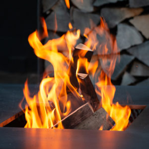 square-brasero-plancha-barbecue-grill-design-braseros-firepit-openfire-cheminée-acier-jardin-extérieur-grillade-outdoor-kitchen-damien-rais-12