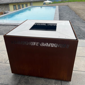 square-brasero-plancha-barbecue-grill-design-braseros-firepit-openfire-cheminée-acier-jardin-extérieur-grillade-outdoor-kitchen-damien-rais-3