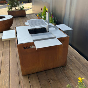 square-brasero-plancha-barbecue-grill-design-braseros-firepit-openfire-cheminée-acier-jardin-extérieur-grillade-outdoor-kitchen-damien-rais-8