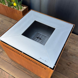 square-brasero-plancha-barbecue-grill-design-braseros-firepit-openfire-cheminée-acier-jardin-extérieur-grillade-outdoor-kitchen-damien-rais-9