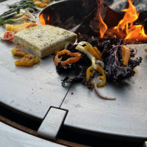 Origin-brasero-plancha-barbecue-grill-design-braseros-firepit-openfire-cheminée-acier-jardin-extérieur-grillade-outdoor-kitchen-damien-rais-23