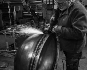 Damien Rais meulant un brasero plancha Suisse