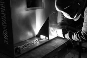 Damien Rais soudant un brasero plancha Square