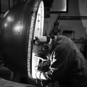 Damien Rais soudant un brasero artisanal à Glovelier 01