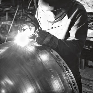 Damien Rais soudant un brasero plancha Suisse