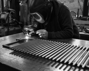 Damien Rais soudant une grill de grill