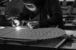 Damien Rais soudant un brasero artisanal à Glovelier