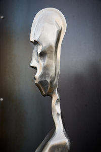 Damien-Rais-sculpture-inox-Confidente-5